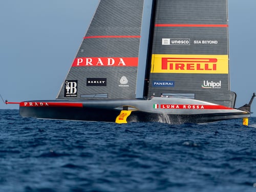 Luna Rossa, volo senza fine tra pioggia, fulmini e tuoni: si mangia con facilità i Kiwi