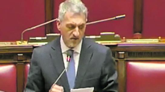 Ius scholae, fallisce il blitz in aula di Calenda. Fino a sette anni per le occupazioni abusive
