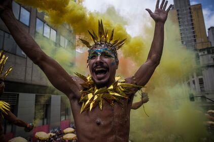 Brasile: nella capitale i festeggiamenti del Carnevale fra eccessi, musica e colori  11