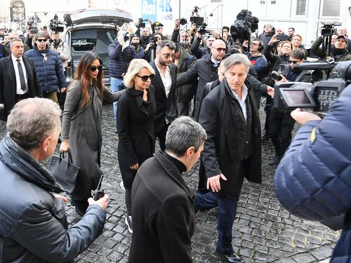 Chi è Raffaella Mennoia, l'amica di Maria De Filippi accanto a lei ai funerali