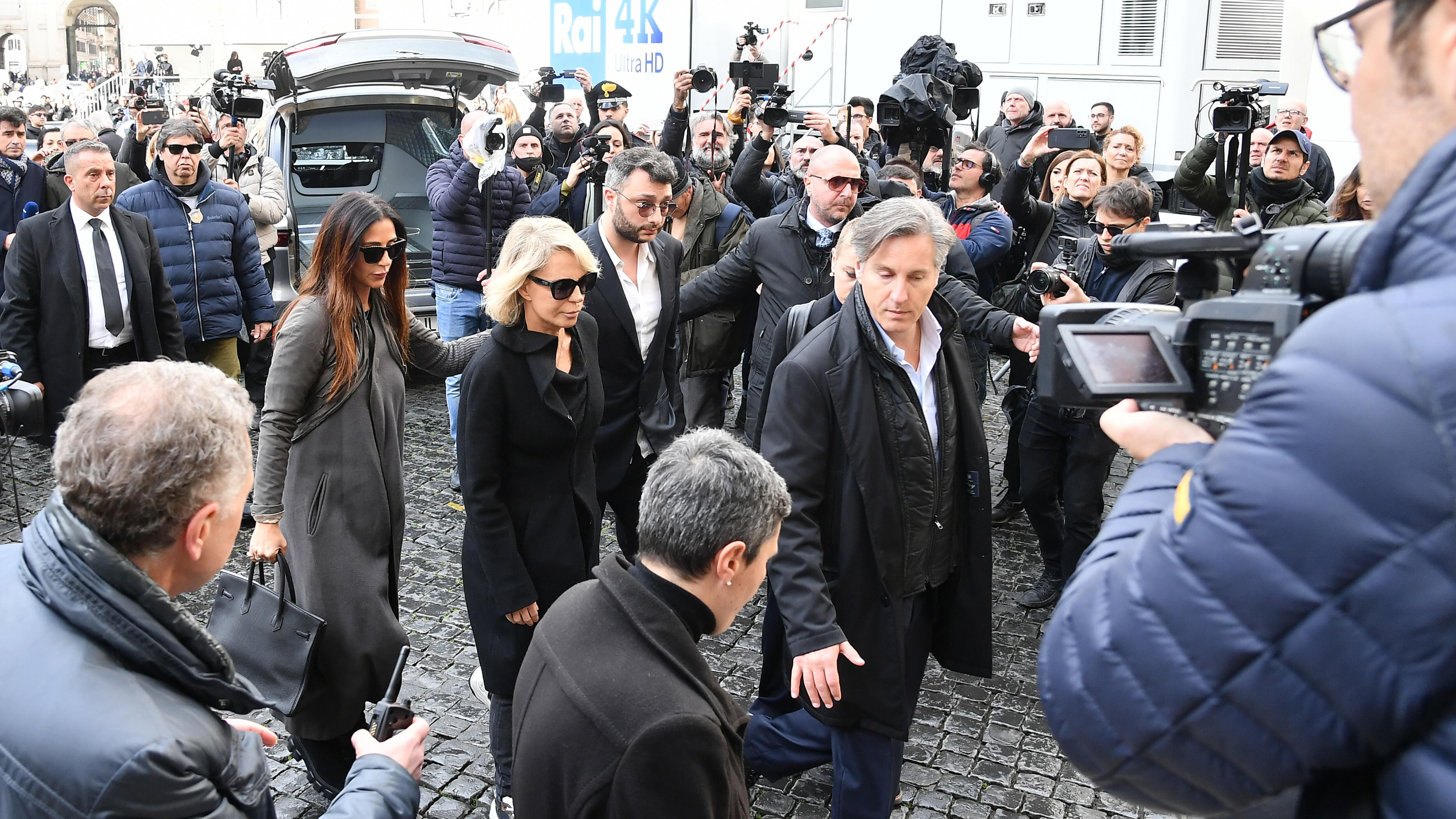 Chi è Raffaella Mennoia, l'amica di Maria De Filippi accanto a lei ai funerali