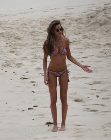 La modella Izabel Goulard in bikini sulla spiaggia di St Barth 5