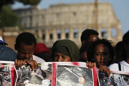 Roma, dopo lo sgombero i rifugiati di nuovo in piazza 16