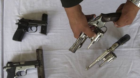 Quattro pistole rubate in casa a due vigili urbani, scattano indagini