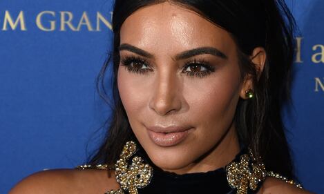 Kim Kardashian, topless e capelli rosa sui social 10