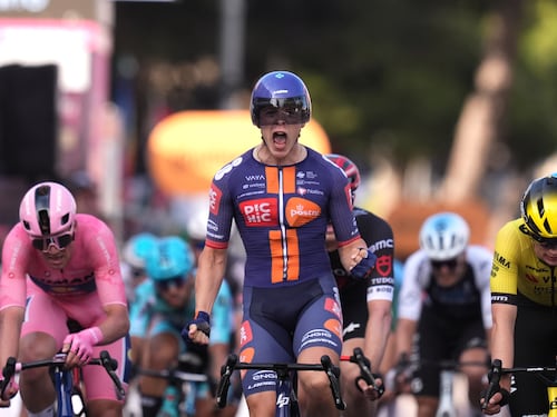 Giro d’Italia, il pubblico torna protagonista: a Lecce Munoz sfiora l’impresa, Pedersen a terra