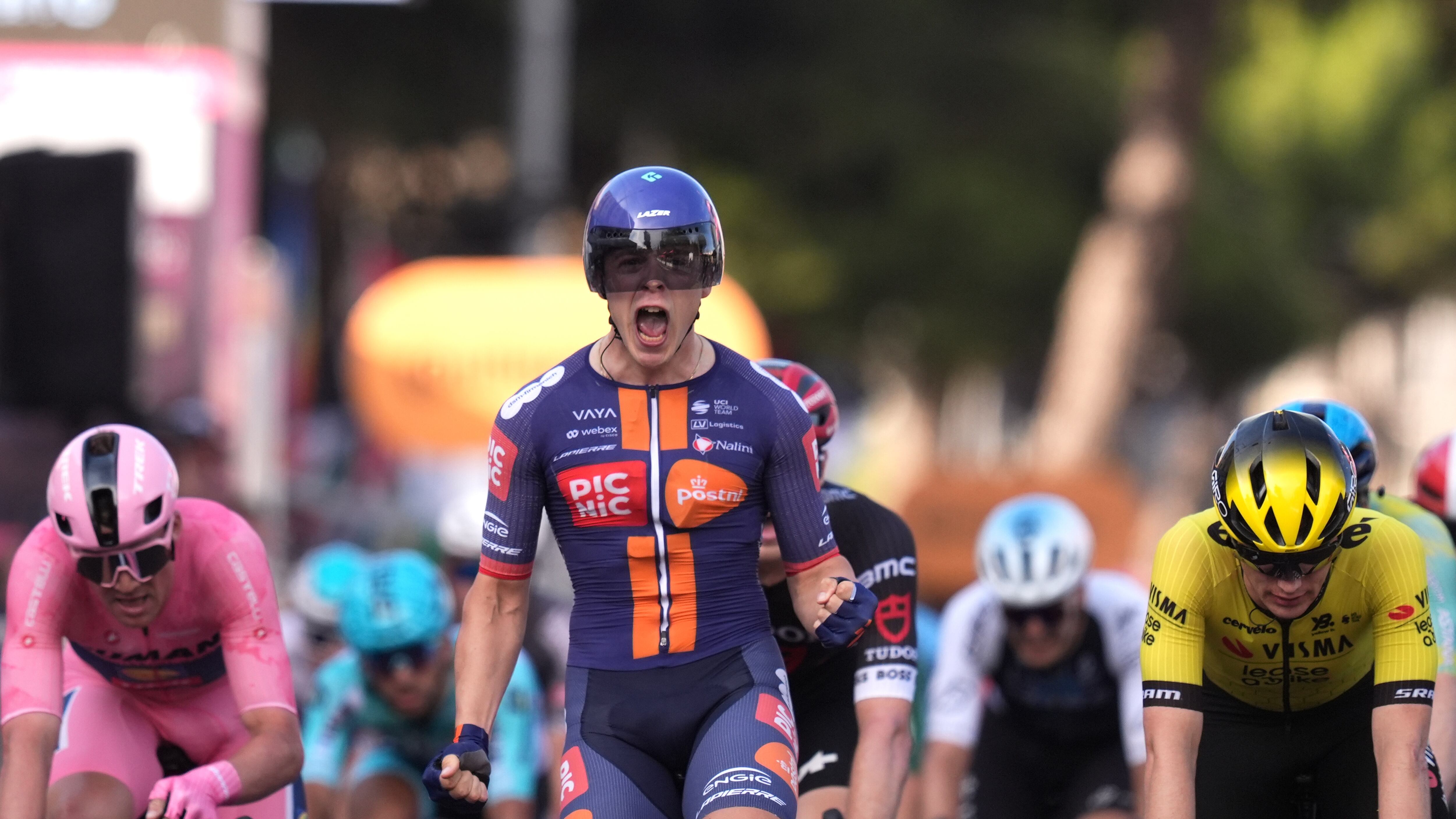 Giro d’Italia, il pubblico torna protagonista: a Lecce Munoz sfiora l’impresa, Pedersen a terra