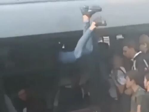 L'autobus è stracolmo e gli studenti entrano dai finestrini