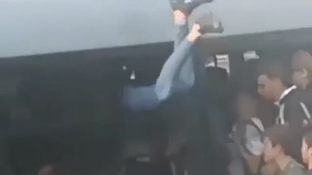 L'autobus è stracolmo e gli studenti entrano dai finestrini