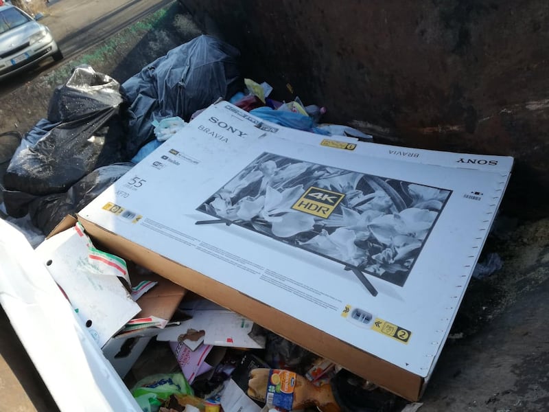 Il degrado del campo rom di via Martirano 8