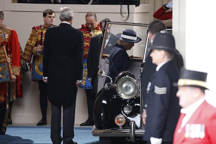 Dopo la rinuncia della Regina, Carlo debutta a Westminster 2