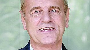 Enrico Bertolino: «Con Casta Away canto e recito il ridicolo della politica»