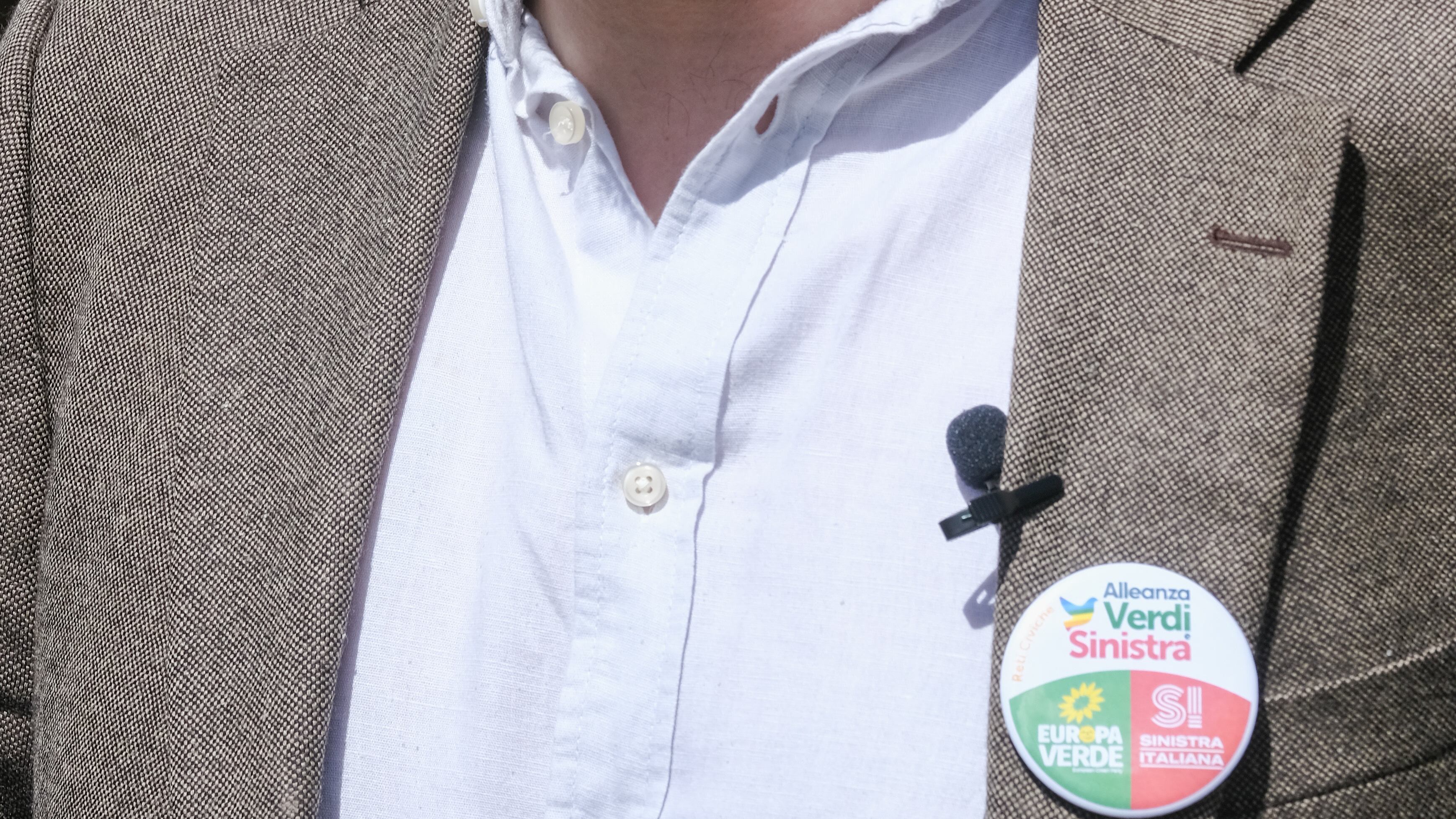 "Spinta autoritaria non zittiranno il dissenso". Fratoianni attacca il governo sul caso Raimo