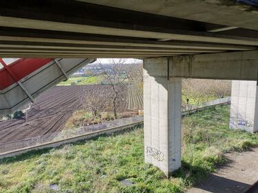Nella stazione da incubo, tra svastiche, scritte razziste e abbandono 5