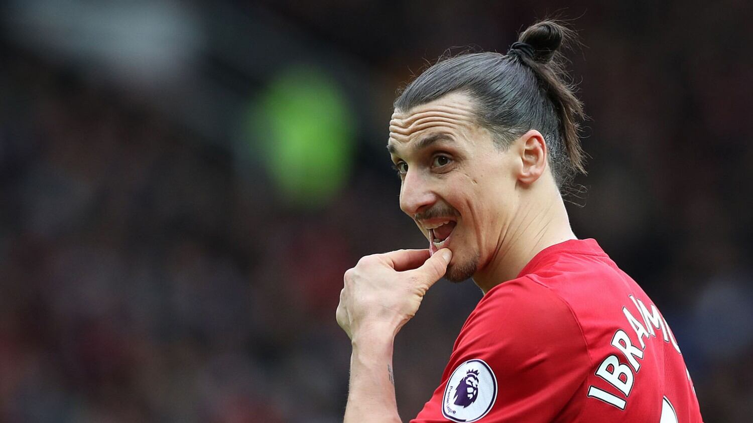 Ibrahimovic scalda i tifosi del Milan: foto con corazza rossonera per Zlatan