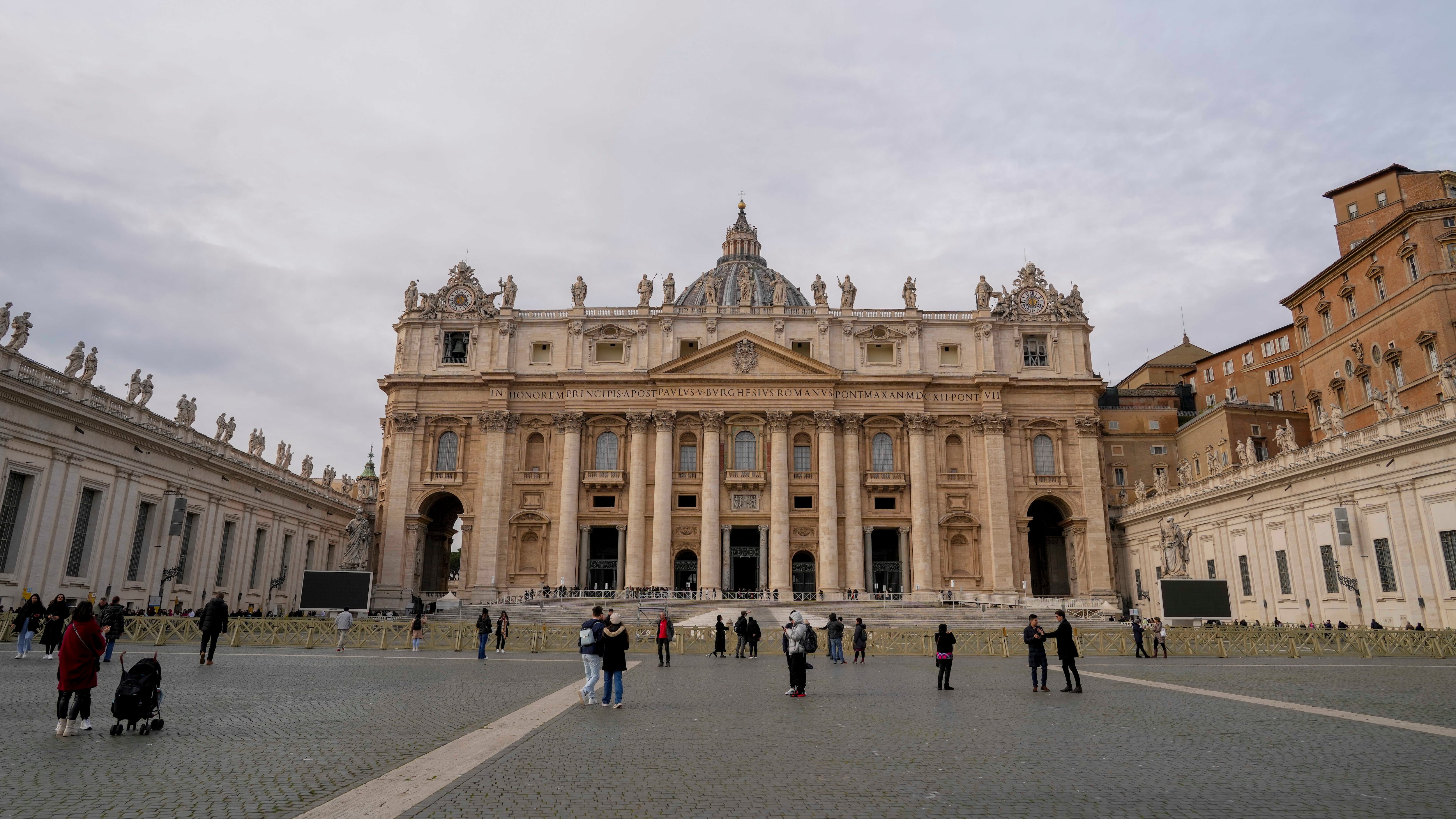 No a tatuaggi, piercing, convivenze e fotocopie. La stretta nella Basilica del Papa