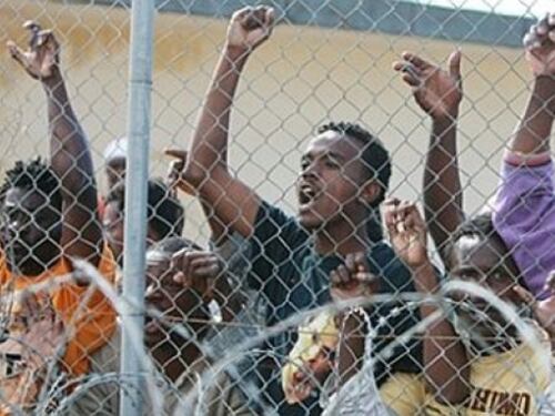Immigrati danno fuoco al carcere, lamette alla gola e bombole a gas: "Lo faccio esplodere"