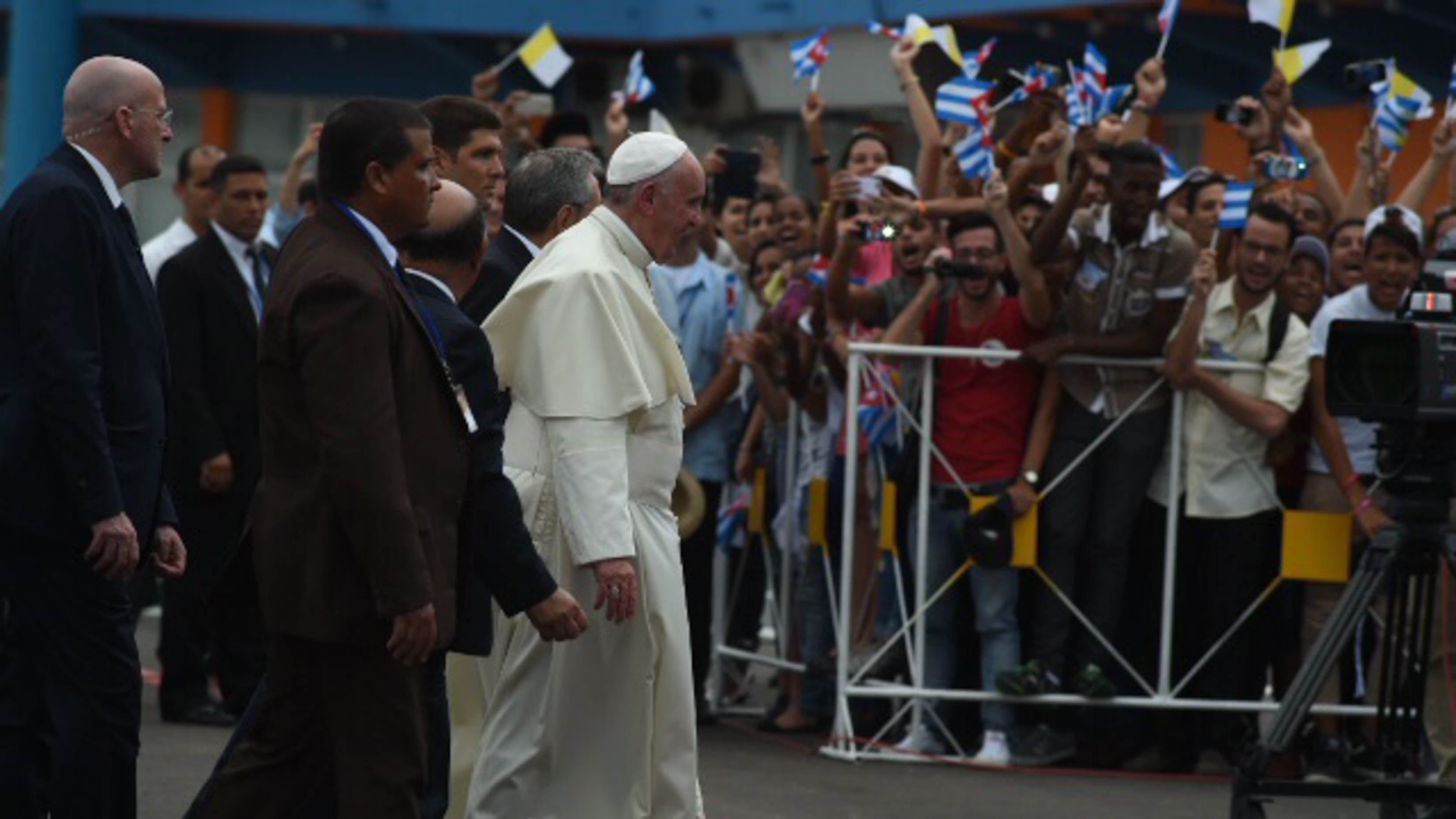 Il Papa atterra a Cuba: "Mondo assetato di pace"