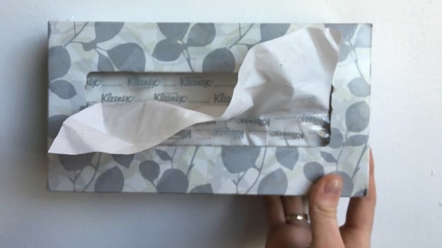 Perché gli ultimi fazzoletti di carta di un dispenser cambiano colore?