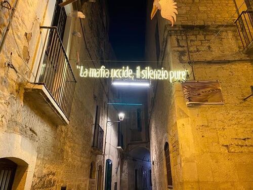 Bitonto, abbattute le luminarie contro la mafia
