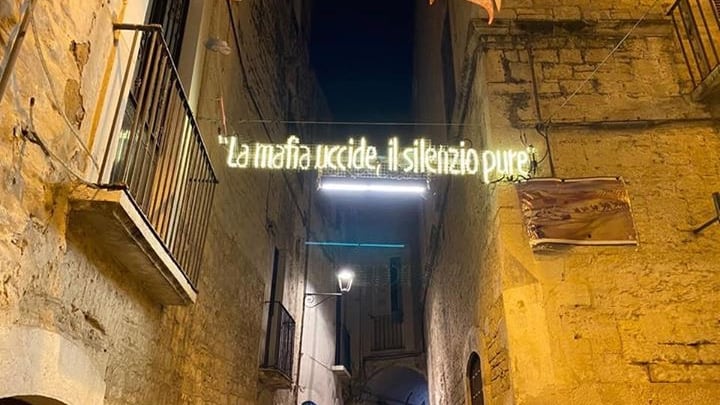 Bitonto, abbattute le luminarie contro la mafia