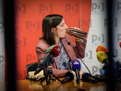 Vignetta choc, lo strano silenzio di Schlein e Boldrini