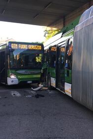 Milano, incidente tra bus Atm 9