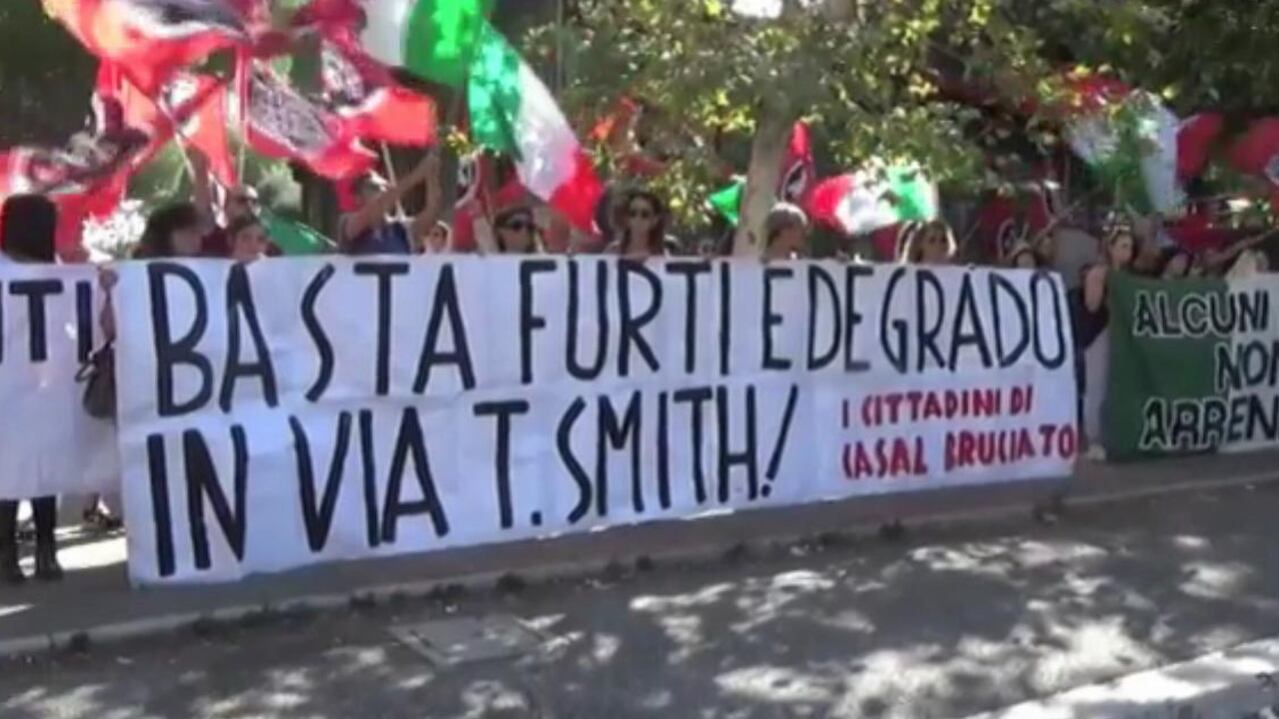 CasaPound sfila contro rom e rischia la rissa col corteo della sinistra