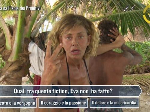 Isola dei Famosi, la gaffe di Eva Grimaldi: dimentica il titolo di una sua fiction