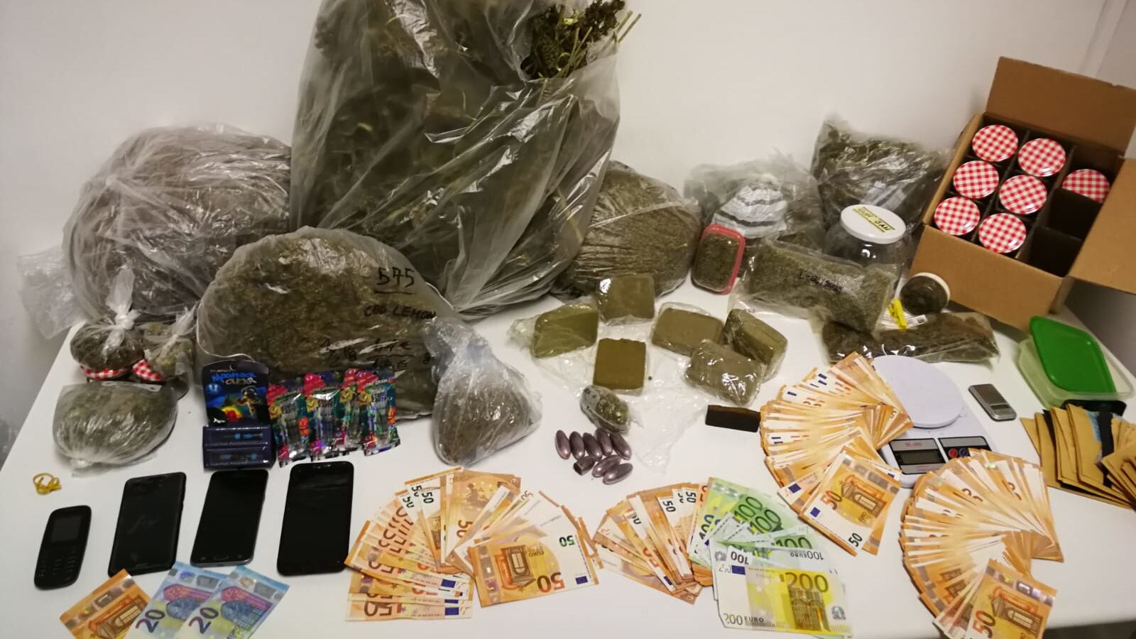 Usavano i social per la vendita di droga: arrestati 3 pusher