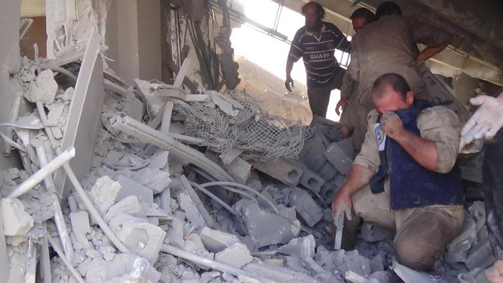 Siria, russi in azione anche via mare