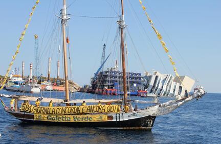 Blitz di Legambiente davanti alla Costa Concordia 2