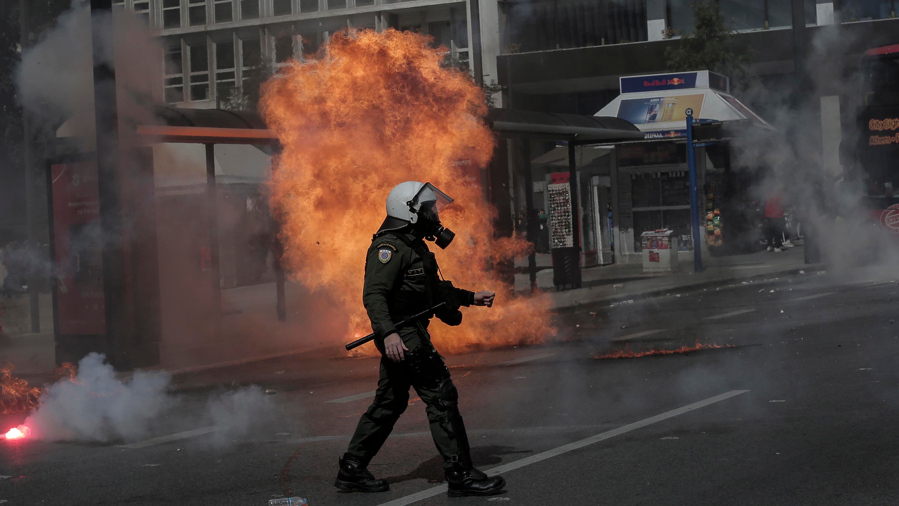 Atene messa a ferro e fuoco: scontri tra polizia e manifestanti