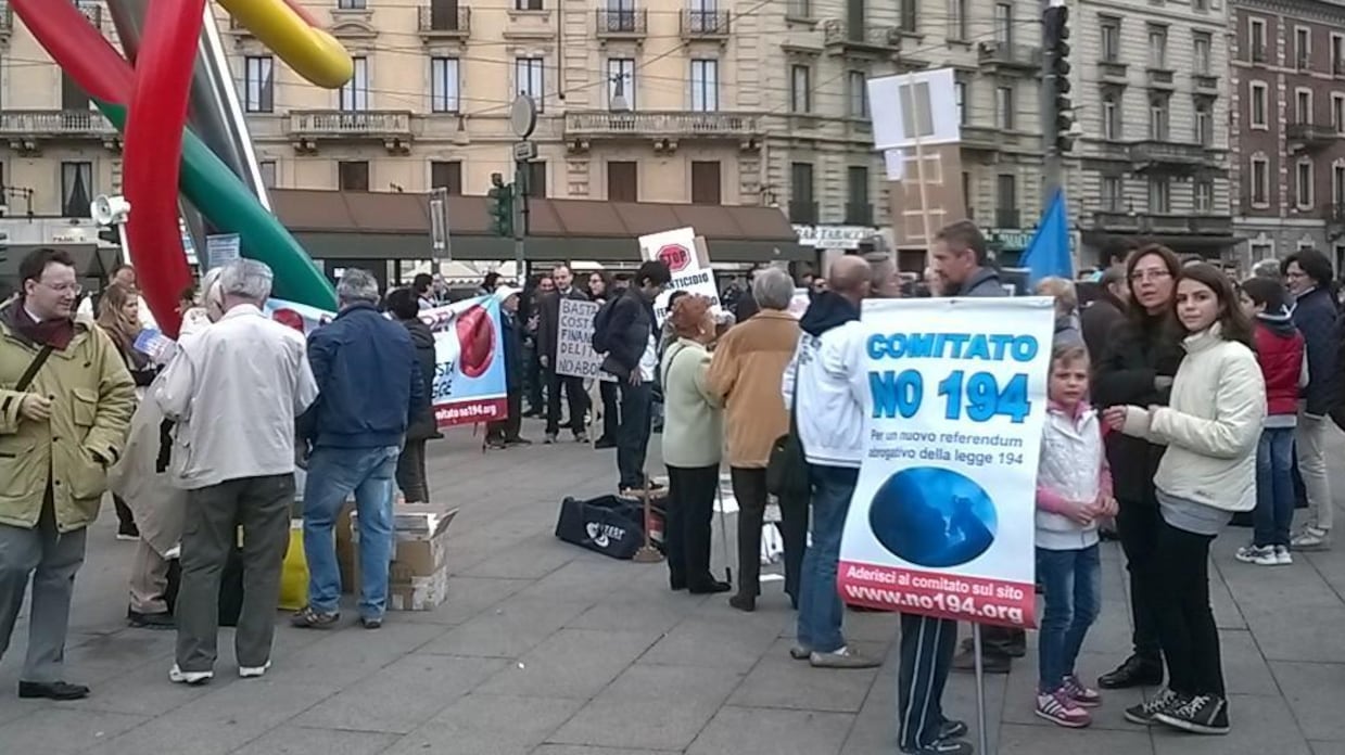 Il corteo di preghiera a Cadorna contestato da centri sociali e femministe