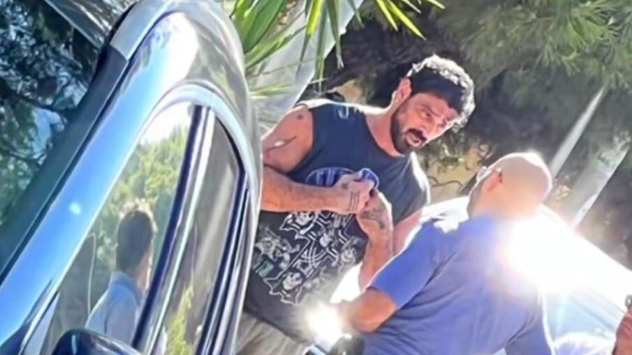 Michele Morrone nei guai, la star di "365 giorni" picchia un 24enne per un parcheggio