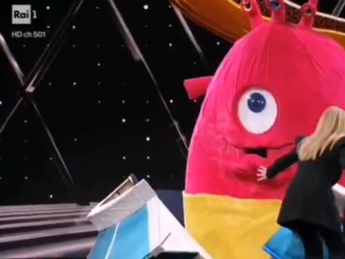 "Cerca di respirare". Panico a Il cantante mascherato: la maschera rischia di soffocare