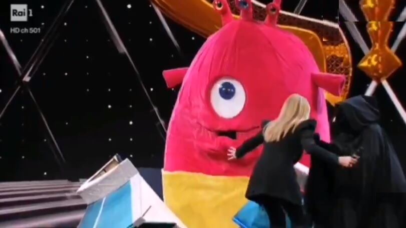 "Cerca di respirare". Panico a Il cantante mascherato: la maschera rischia di soffocare