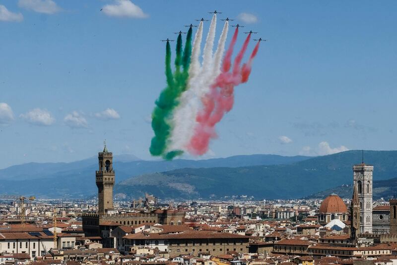 La pattuglia acrobatica delle Frecce Tricolore sorvola la città , in occasione delle celebrazioni per la Festa della Repubblica e per unire l'Italia in questo periodo di Emergenza Sanitaria