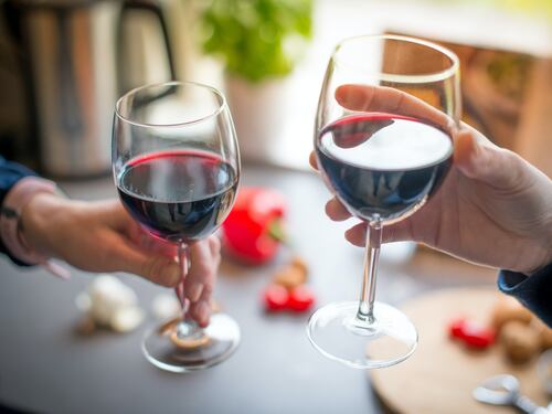 Vino a tavola: quanto berne a 60 anni