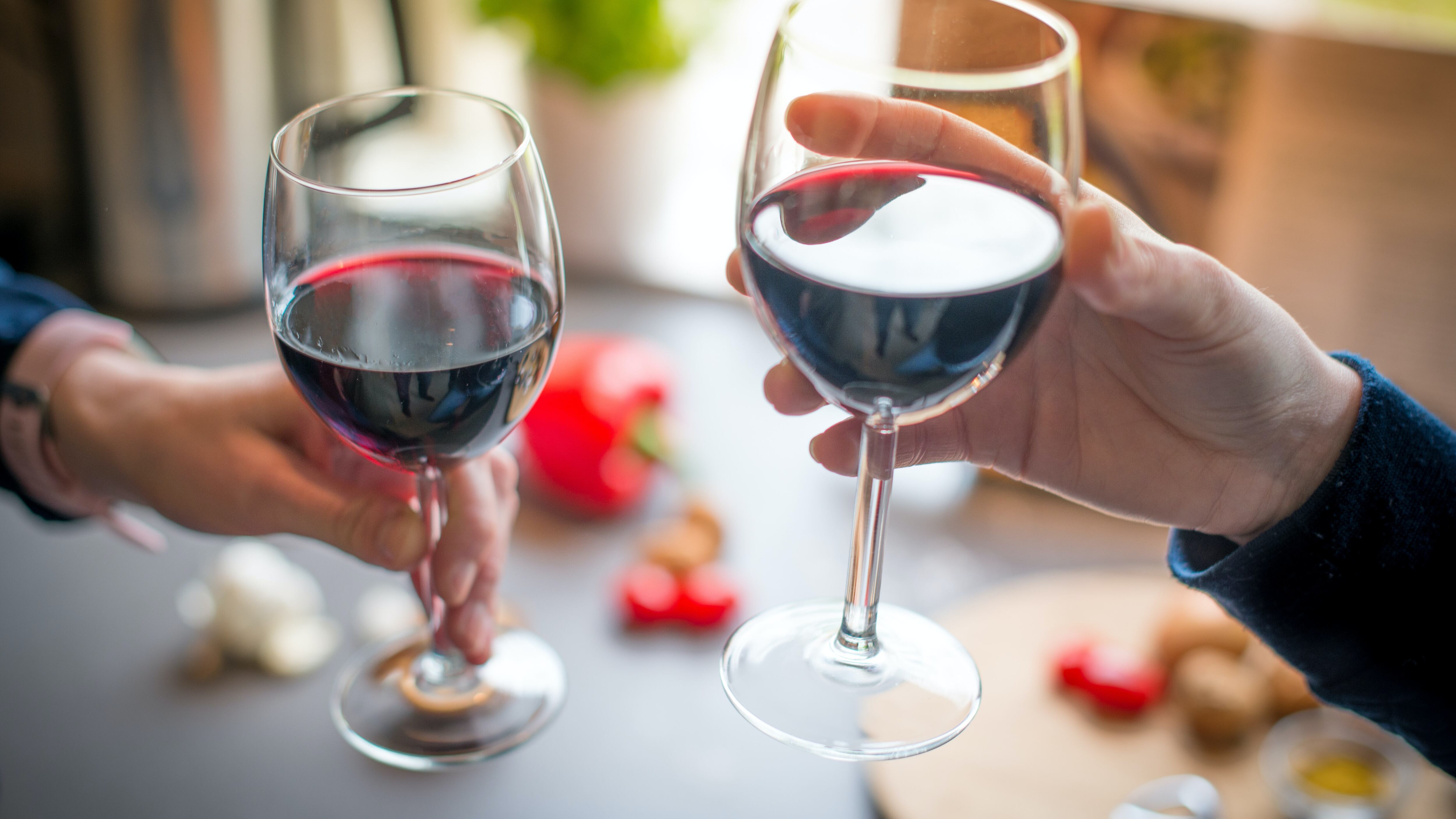 Vino a tavola: quanto berne a 60 anni