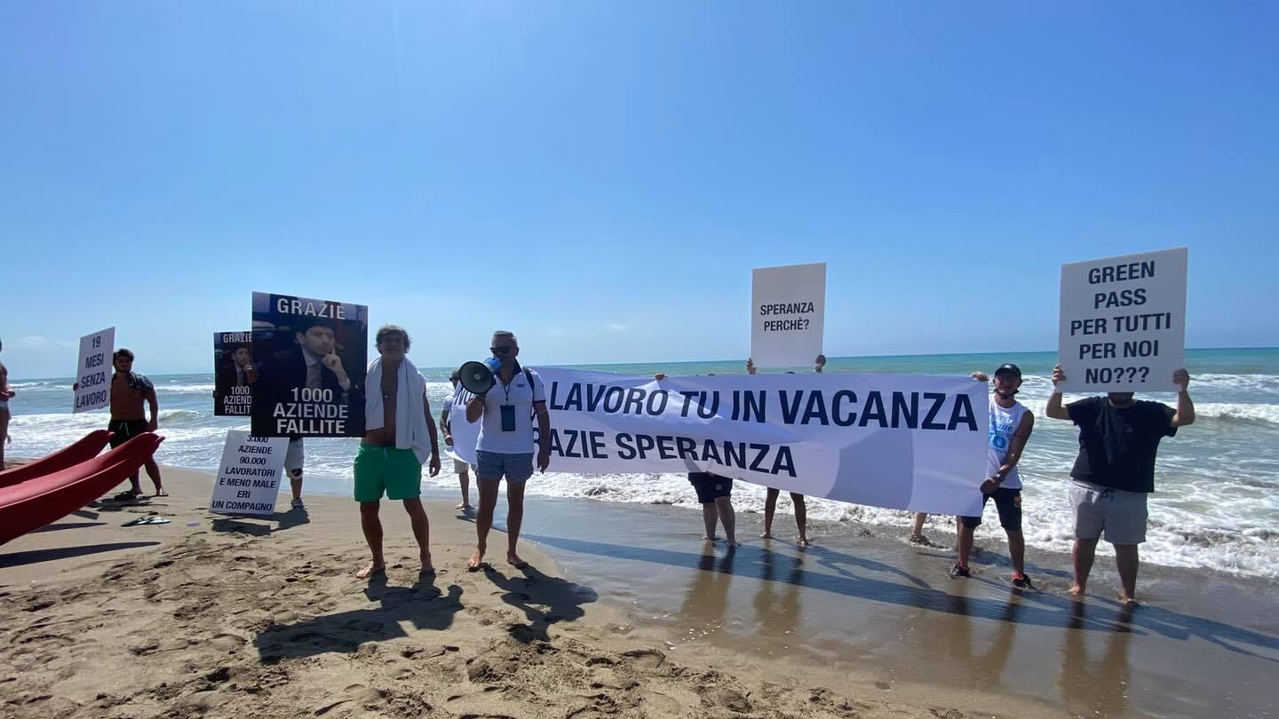 Speranza assediato in vacanza: "Noi senza Green pass?"