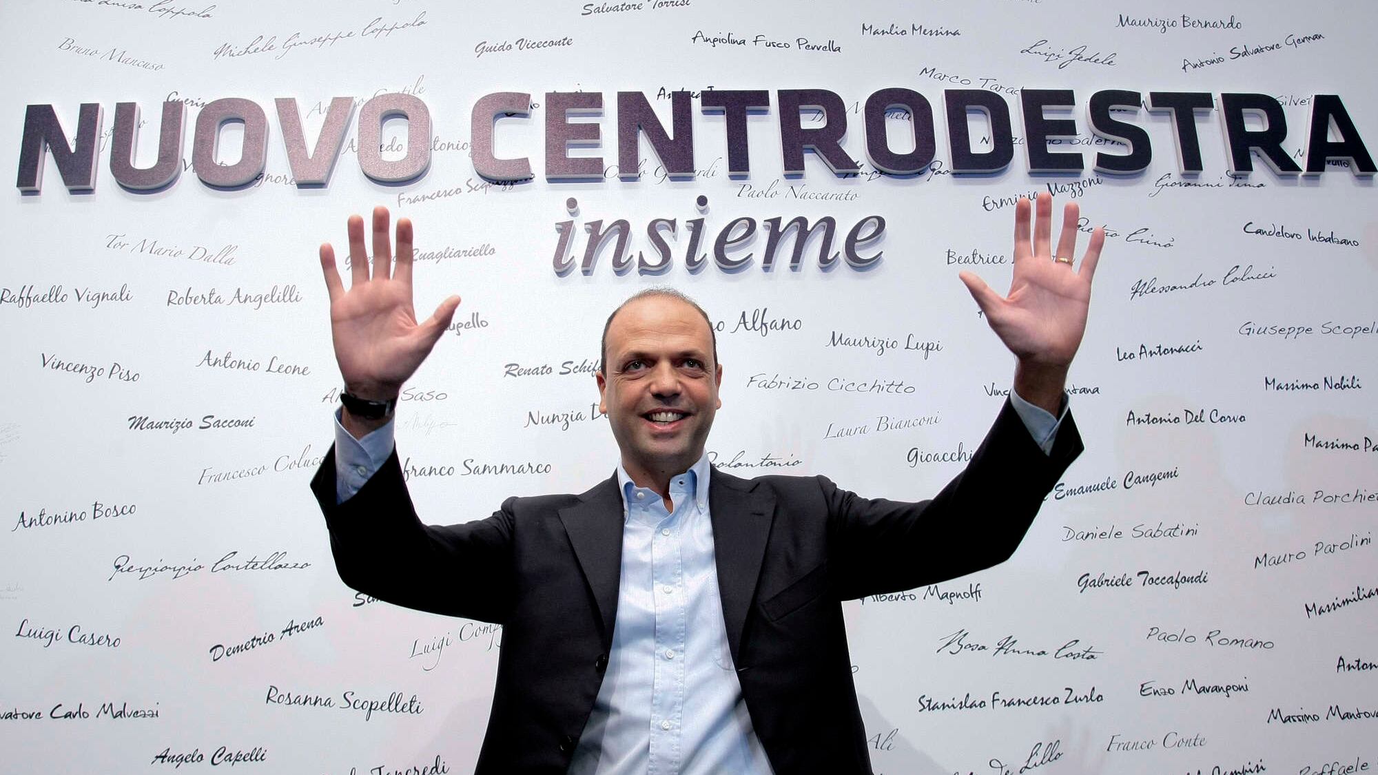 Alfano fa il servizio d'ordine per difendere Letta da Renzi