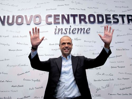 Alfano fa il servizio d'ordine per difendere Letta da Renzi