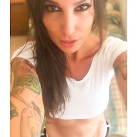 Siria De Fazio si mostra in topless 15