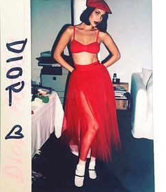 Bella Hadid sexy in costume rosso  5