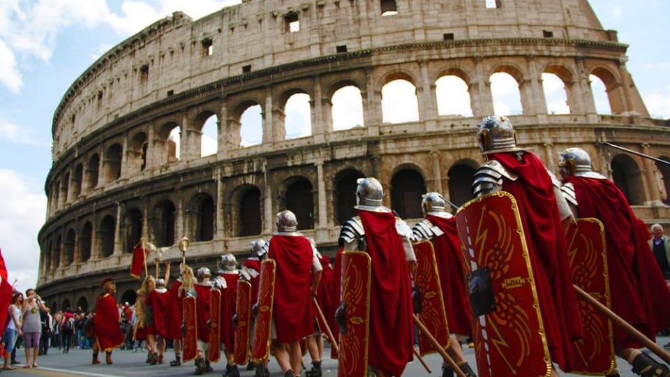 Più che celebrare la nascita di Roma, dovrebbero pensare al funerale