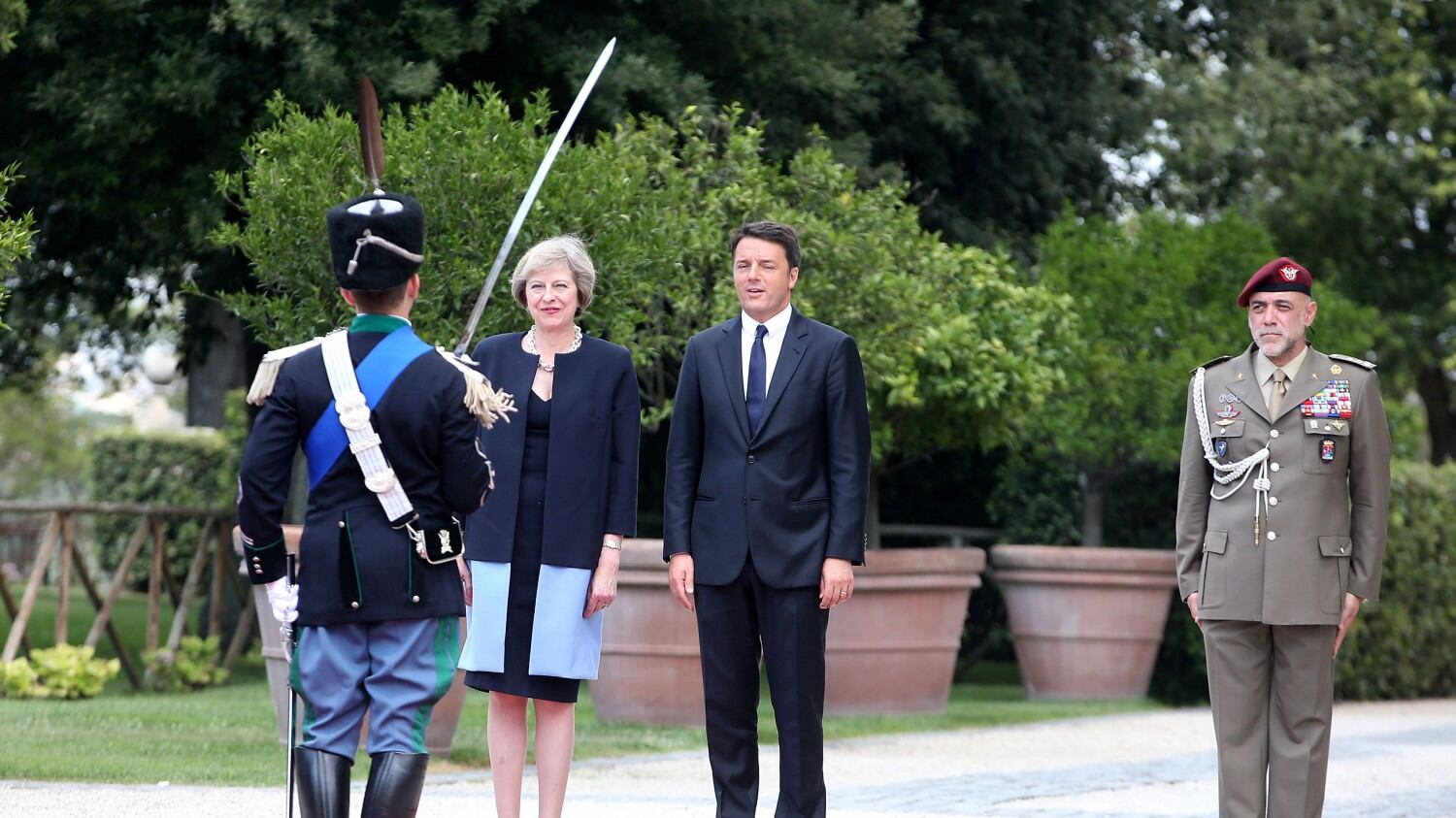 Incontro tra Renzi e May: "Certezza su tempi del Brexit"