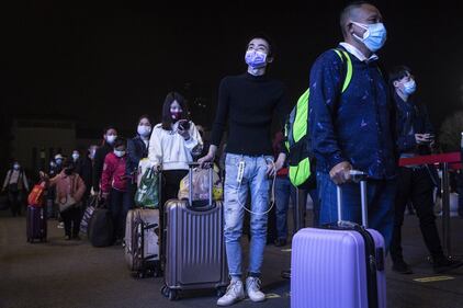A Wuhan finisce il lockdown: la fila in stazione 1