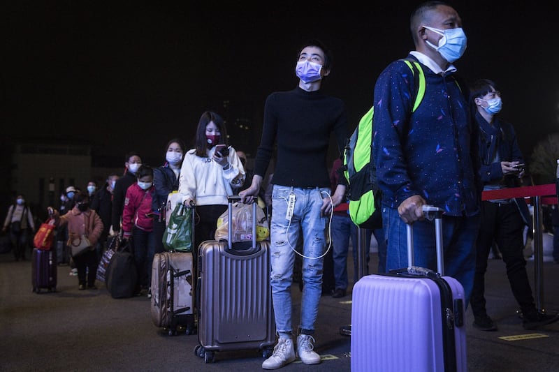 A Wuhan finisce il lockdown: la fila in stazione 1