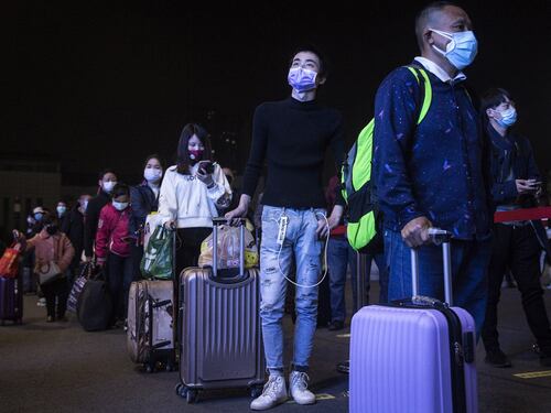 A Wuhan finisce il lockdown: la fila in stazione